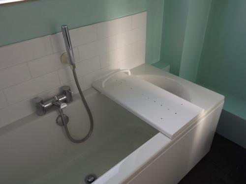 Adjustable Width Bath Board